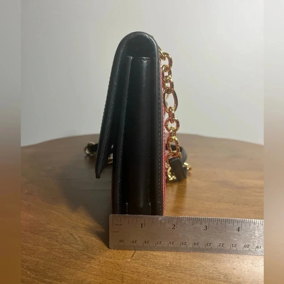 Ferragamo Ginny two-tone pink zigzag shoulder bag with gold chain shoulder strap - Picture 10 of 13